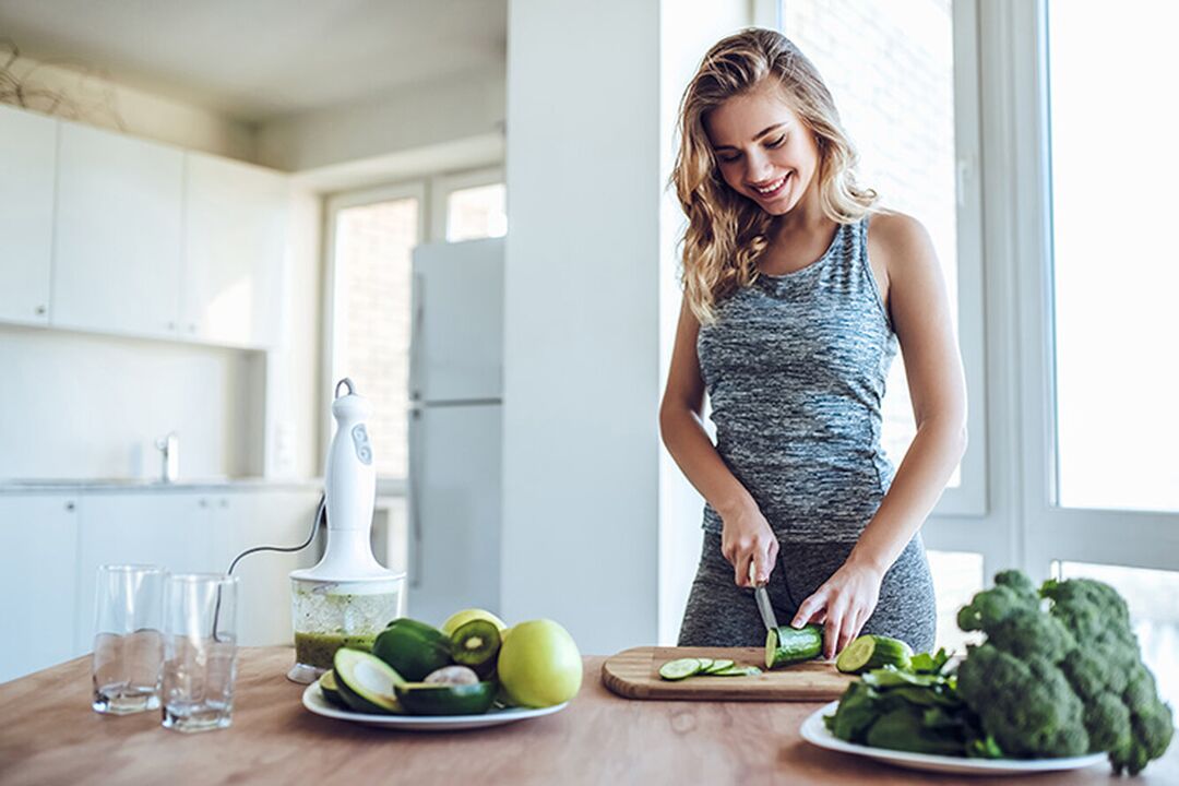 A nena prepara unha dieta saudable, calculando a inxestión calórica diaria